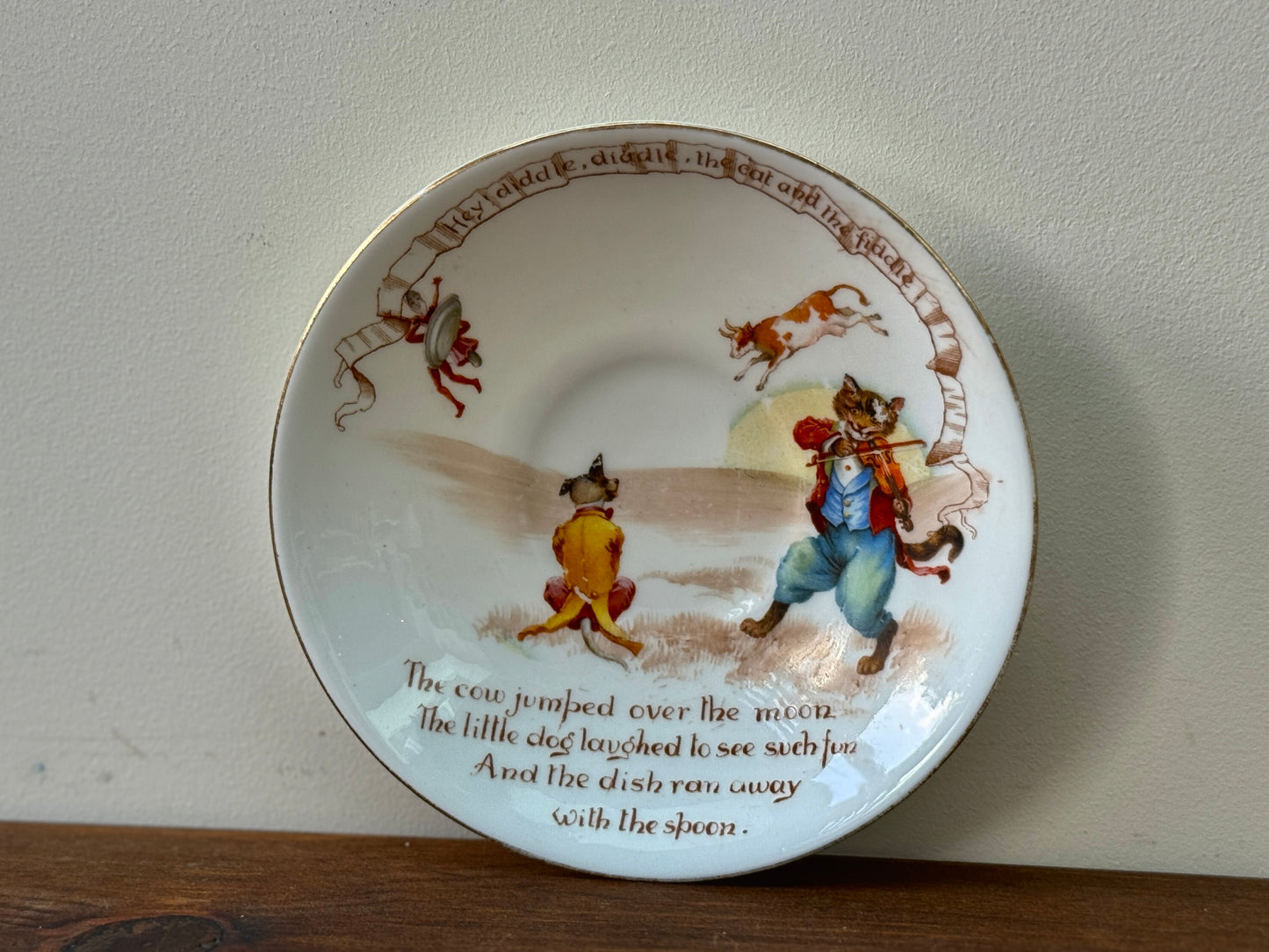 ロイヤルドルトン社、ナーサリーライム「ヘイ・ディドル・ディドル」柄のアンティーク・カップ＆ソーサー｜C.1908年頃