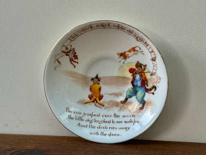 ロイヤルドルトン社、ナーサリーライム「ヘイ・ディドル・ディドル」柄のアンティーク・カップ＆ソーサー｜C.1908年頃