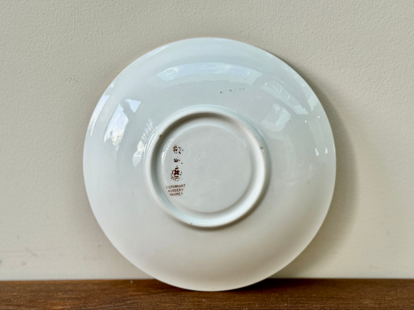 ロイヤルドルトン社、ナーサリーライム「ヘイ・ディドル・ディドル」柄のアンティーク・カップ＆ソーサー｜C.1908年頃