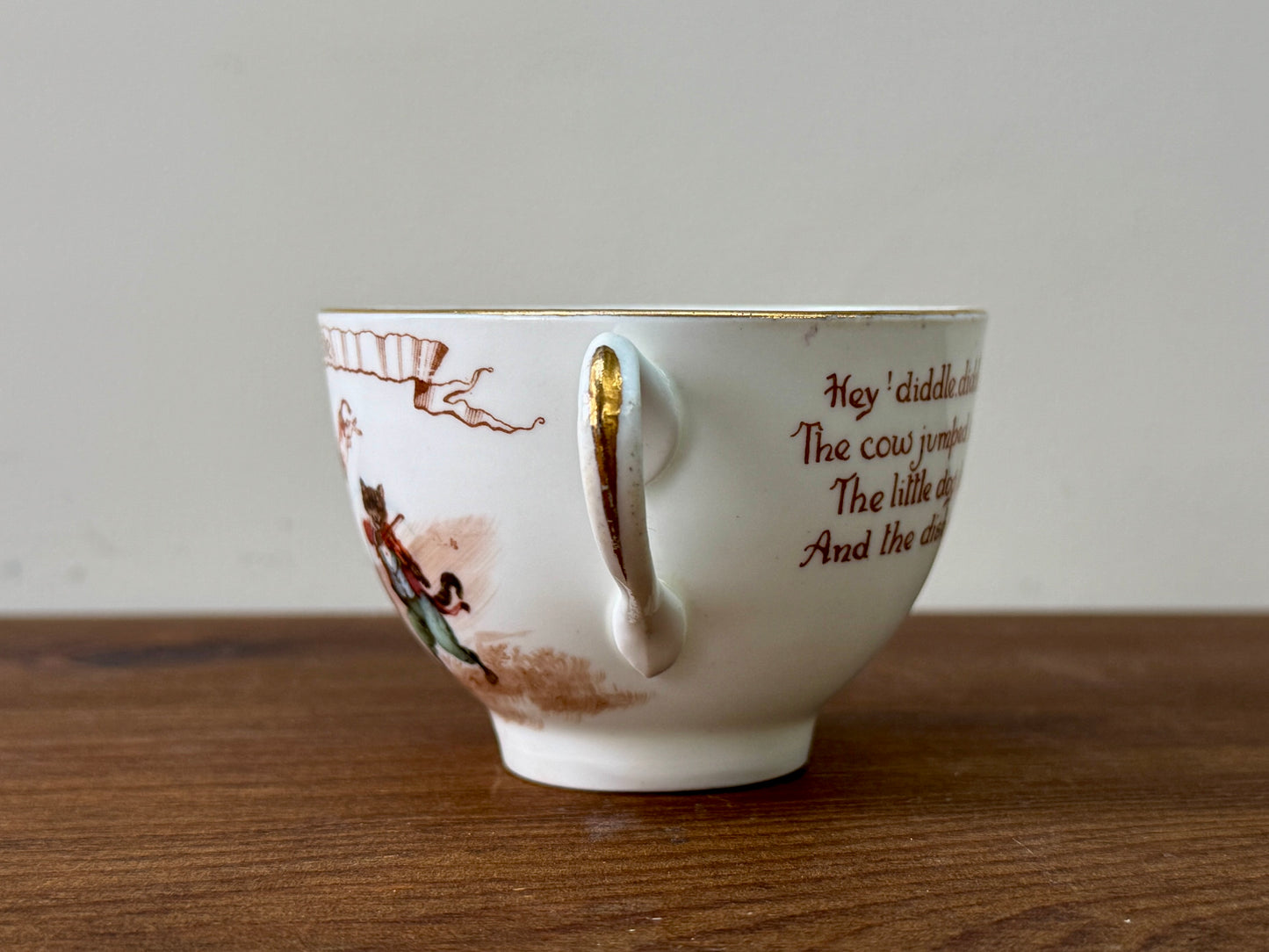 ロイヤルドルトン社、ナーサリーライム「ヘイ・ディドル・ディドル」柄のアンティーク・カップ＆ソーサー｜C.1908年頃
