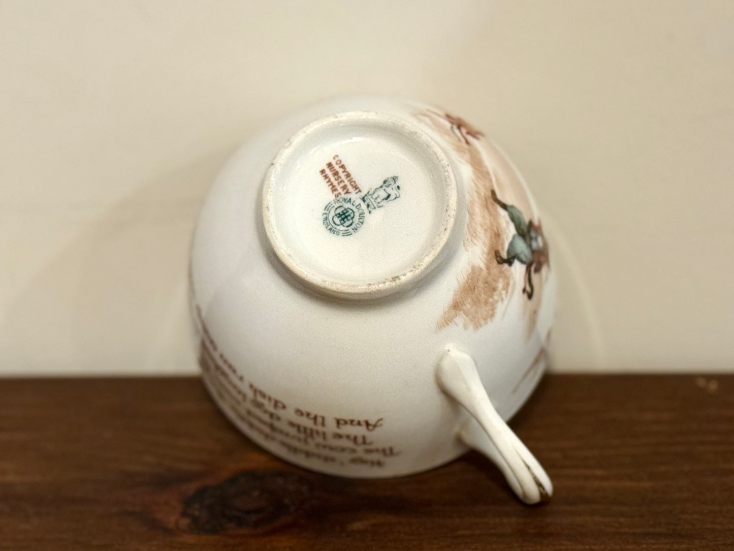 ロイヤルドルトン社、ナーサリーライム「ヘイ・ディドル・ディドル」柄のアンティーク・カップ＆ソーサー｜C.1908年頃