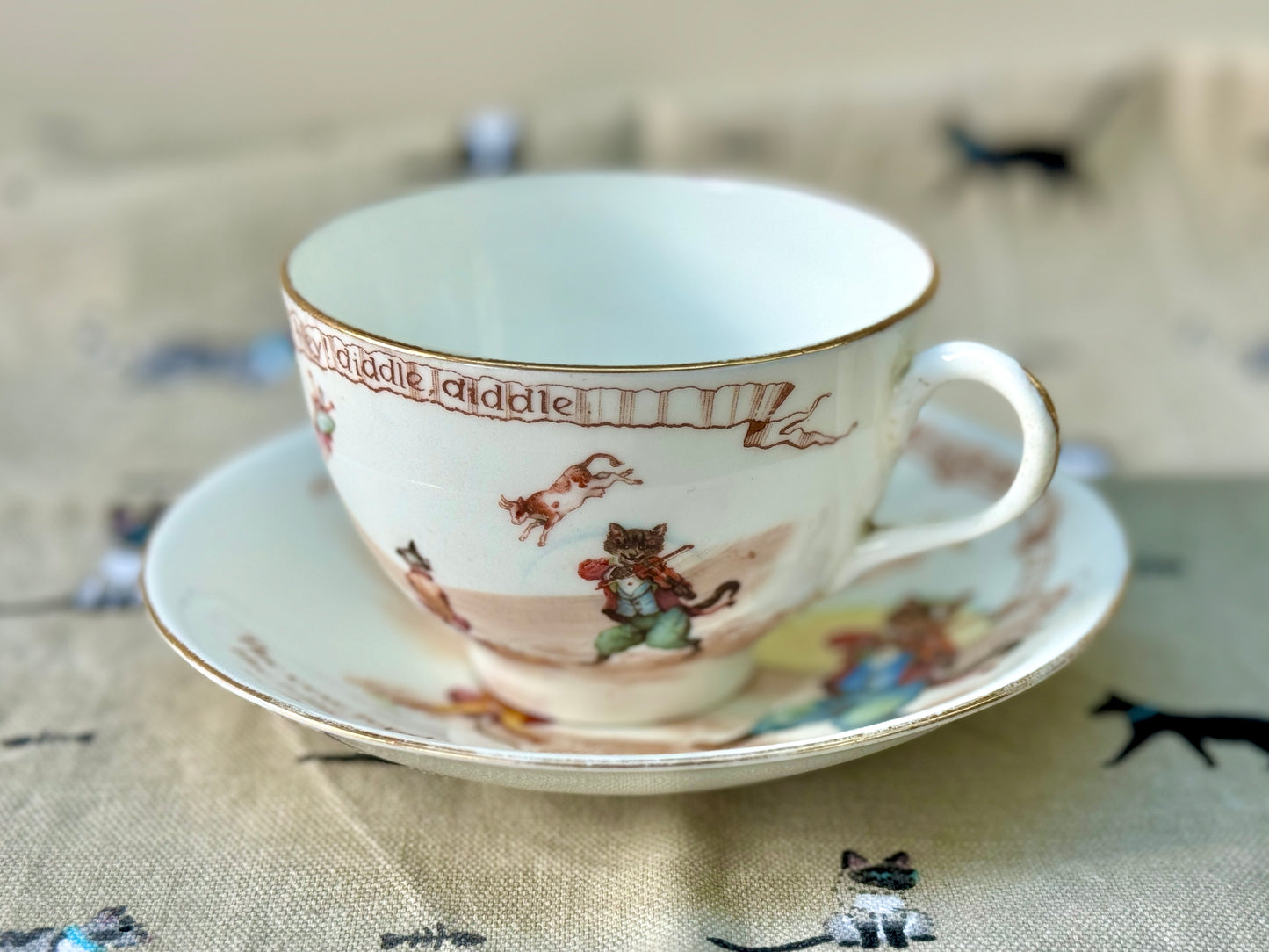 ロイヤルドルトン社、ナーサリーライム「ヘイ・ディドル・ディドル」柄のアンティーク・カップ＆ソーサー｜C.1908年頃