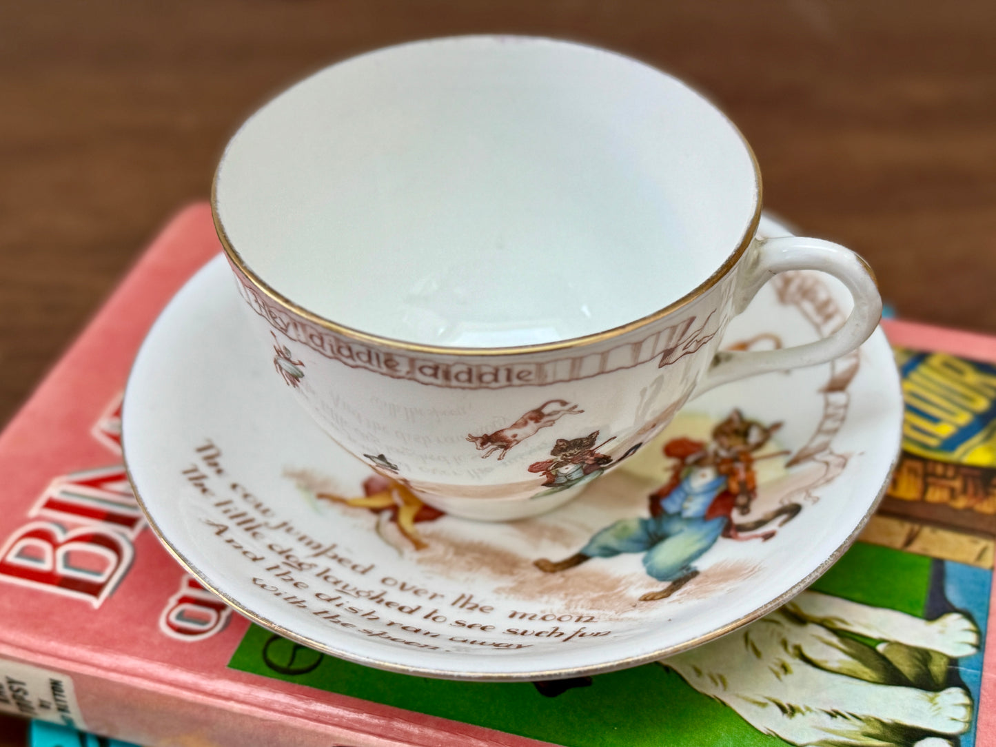 ロイヤルドルトン社、ナーサリーライム「ヘイ・ディドル・ディドル」柄のアンティーク・カップ＆ソーサー｜C.1908年頃