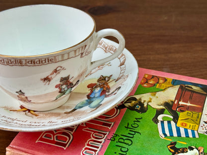 ロイヤルドルトン社、ナーサリーライム「ヘイ・ディドル・ディドル」柄のアンティーク・カップ＆ソーサー｜C.1908年頃