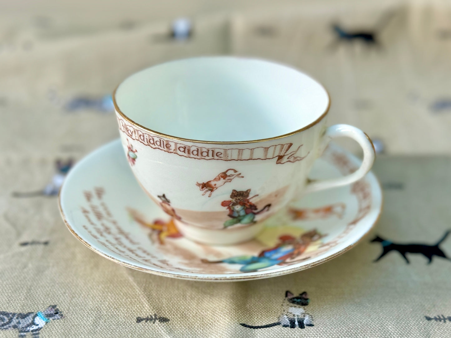 ロイヤルドルトン社、ナーサリーライム「ヘイ・ディドル・ディドル」柄のアンティーク・カップ＆ソーサー｜C.1908年頃