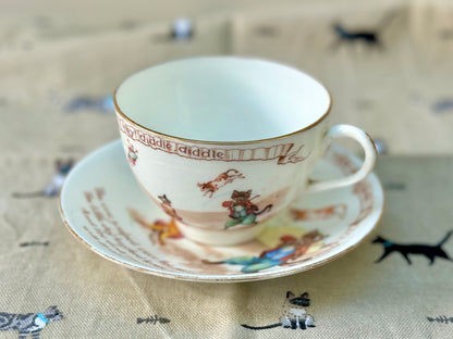 ロイヤルドルトン社、ナーサリーライム「ヘイ・ディドル・ディドル」柄のアンティーク・カップ＆ソーサー｜C.1908年頃