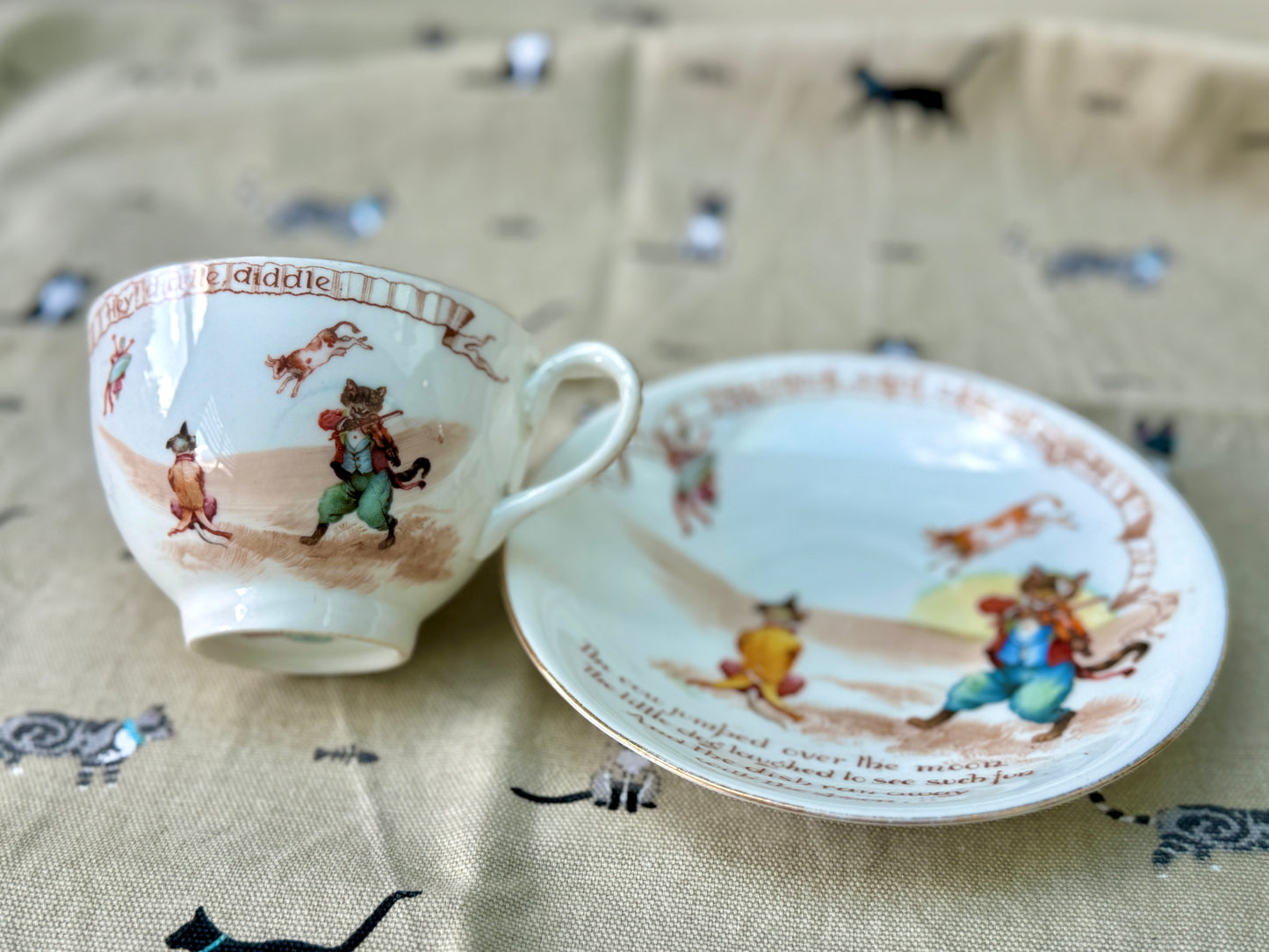 ロイヤルドルトン社、ナーサリーライム「ヘイ・ディドル・ディドル」柄のアンティーク・カップ＆ソーサー｜C.1908年頃