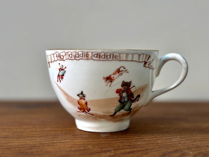 ロイヤルドルトン社、ナーサリーライム「ヘイ・ディドル・ディドル」柄のアンティーク・カップ＆ソーサー｜C.1908年頃