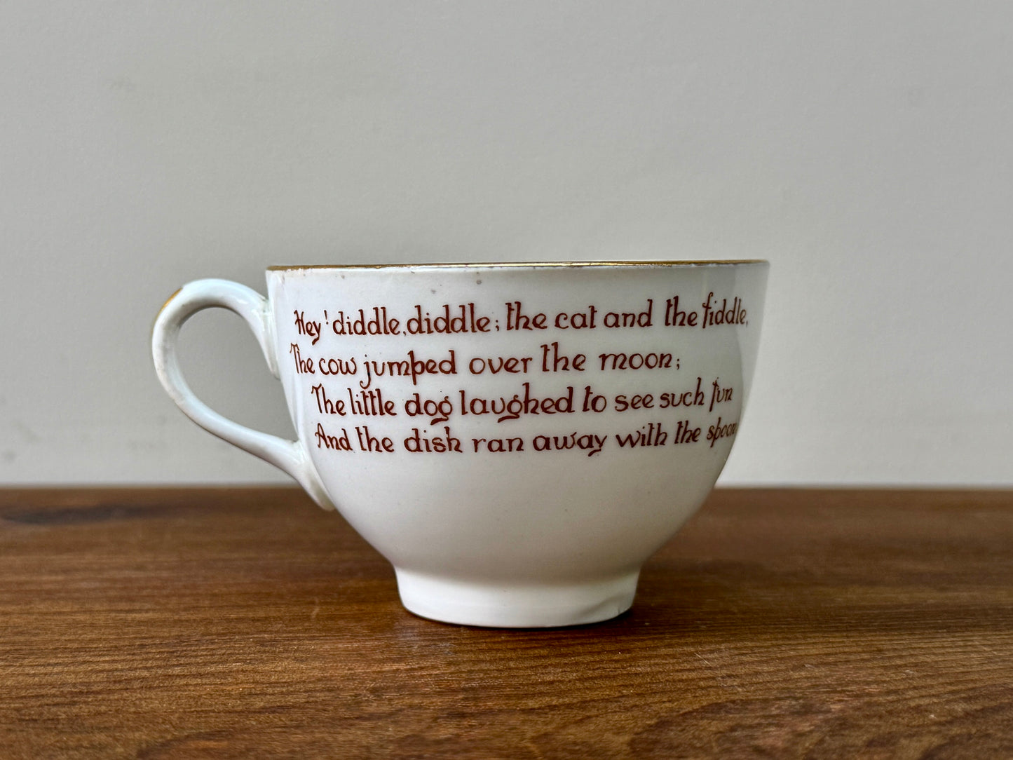 ロイヤルドルトン社、ナーサリーライム「ヘイ・ディドル・ディドル」柄のアンティーク・カップ＆ソーサー｜C.1908年頃