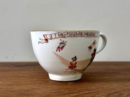 ロイヤルドルトン社、ナーサリーライム「ヘイ・ディドル・ディドル」柄のアンティーク・カップ＆ソーサー｜C.1908年頃