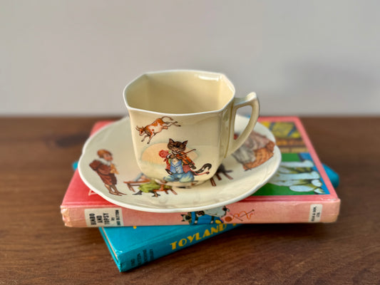 ロイヤルドルトン社、ナーサリーライム「ヘイ・ディドル・ディドル」柄のカップ＆ソーサー（スカラップ）｜1930年代頃