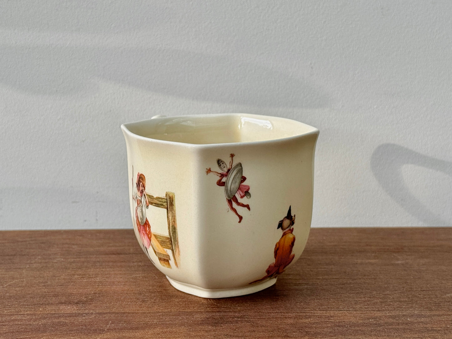 ロイヤルドルトン社、ナーサリーライム「ヘイ・ディドル・ディドル」柄のカップ＆ソーサー（スカラップ）｜1930年代頃