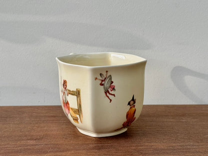 ロイヤルドルトン社、ナーサリーライム「ヘイ・ディドル・ディドル」柄のカップ＆ソーサー（スカラップ）｜1930年代頃