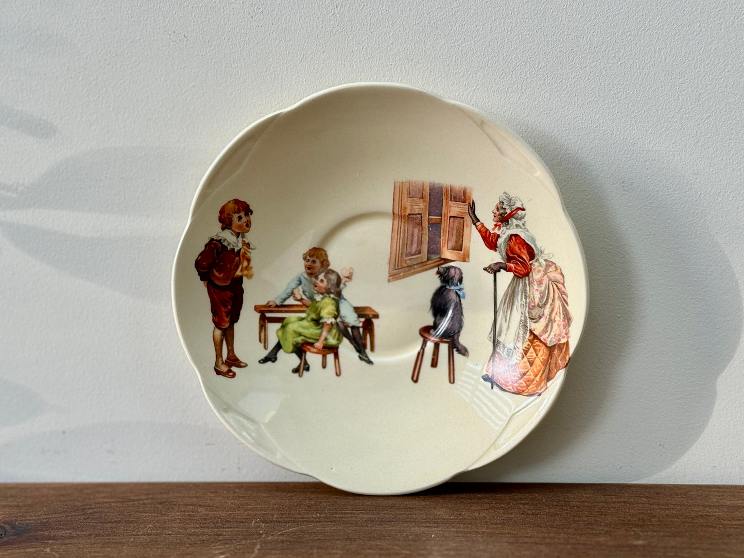 ロイヤルドルトン社、ナーサリーライム「ヘイ・ディドル・ディドル」柄のカップ＆ソーサー（スカラップ）｜1930年代頃