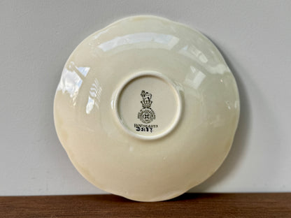 ロイヤルドルトン社、ナーサリーライム「ヘイ・ディドル・ディドル」柄のカップ＆ソーサー（スカラップ）｜1930年代頃