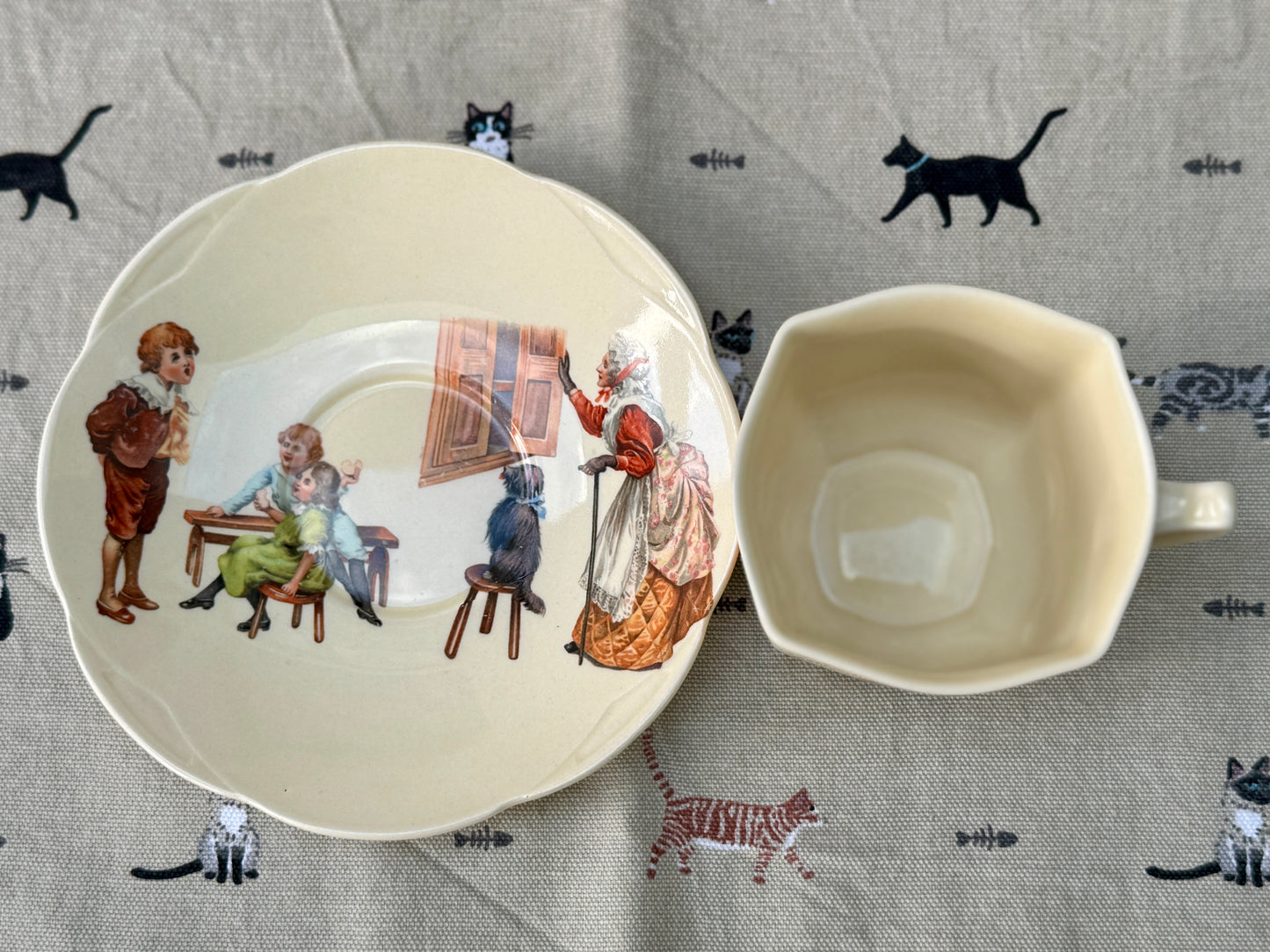 ロイヤルドルトン社、ナーサリーライム「ヘイ・ディドル・ディドル」柄のカップ＆ソーサー（スカラップ）｜1930年代頃