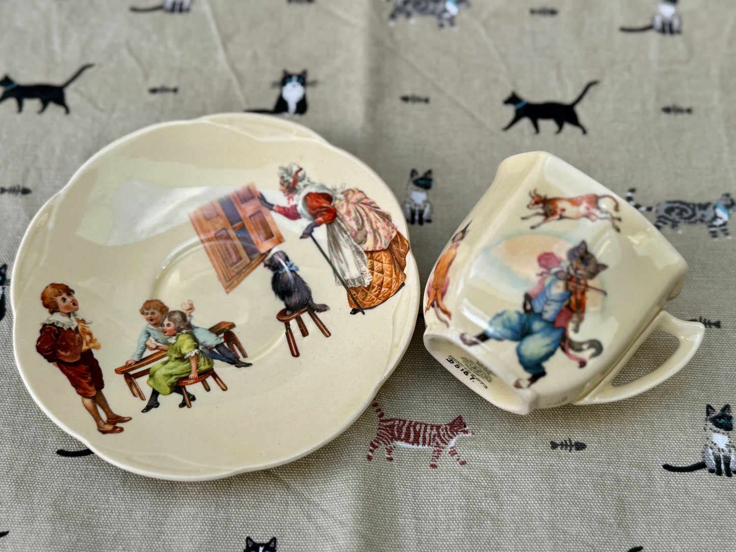 ロイヤルドルトン社、ナーサリーライム「ヘイ・ディドル・ディドル」柄のカップ＆ソーサー（スカラップ）｜1930年代頃