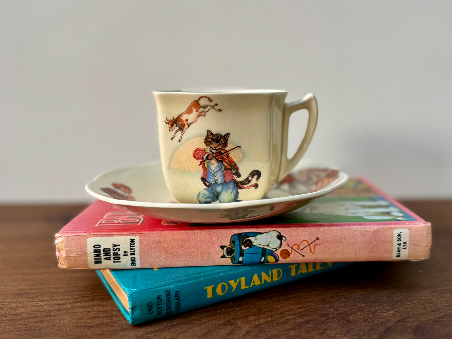 ロイヤルドルトン社、ナーサリーライム「ヘイ・ディドル・ディドル」柄のカップ＆ソーサー（スカラップ）｜1930年代頃