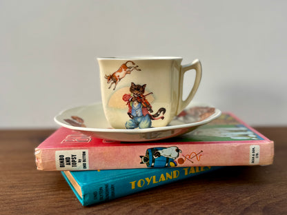 ロイヤルドルトン社、ナーサリーライム「ヘイ・ディドル・ディドル」柄のカップ＆ソーサー（スカラップ）｜1930年代頃