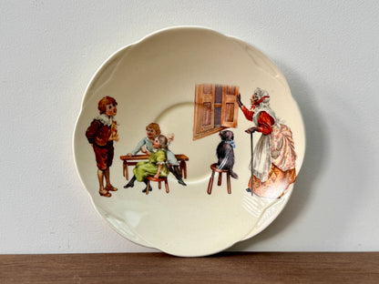 ロイヤルドルトン社、ナーサリーライム「ヘイ・ディドル・ディドル」柄のカップ＆ソーサー（スカラップ）｜1930年代頃