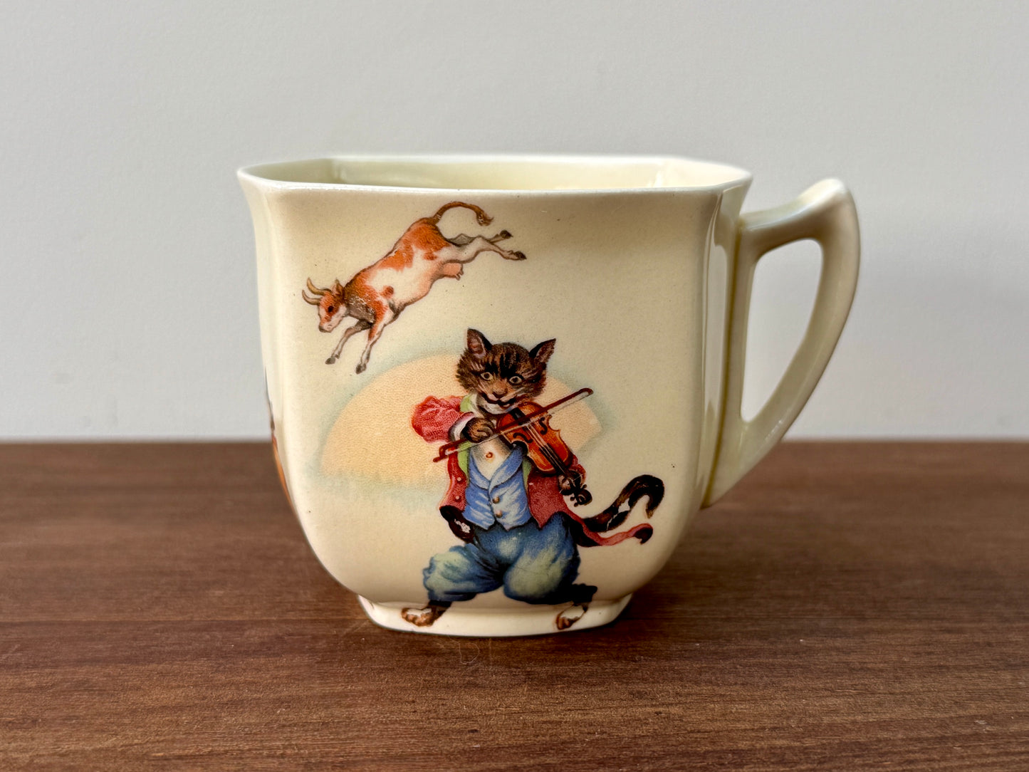 ロイヤルドルトン社、ナーサリーライム「ヘイ・ディドル・ディドル」柄のカップ＆ソーサー（スカラップ）｜1930年代頃