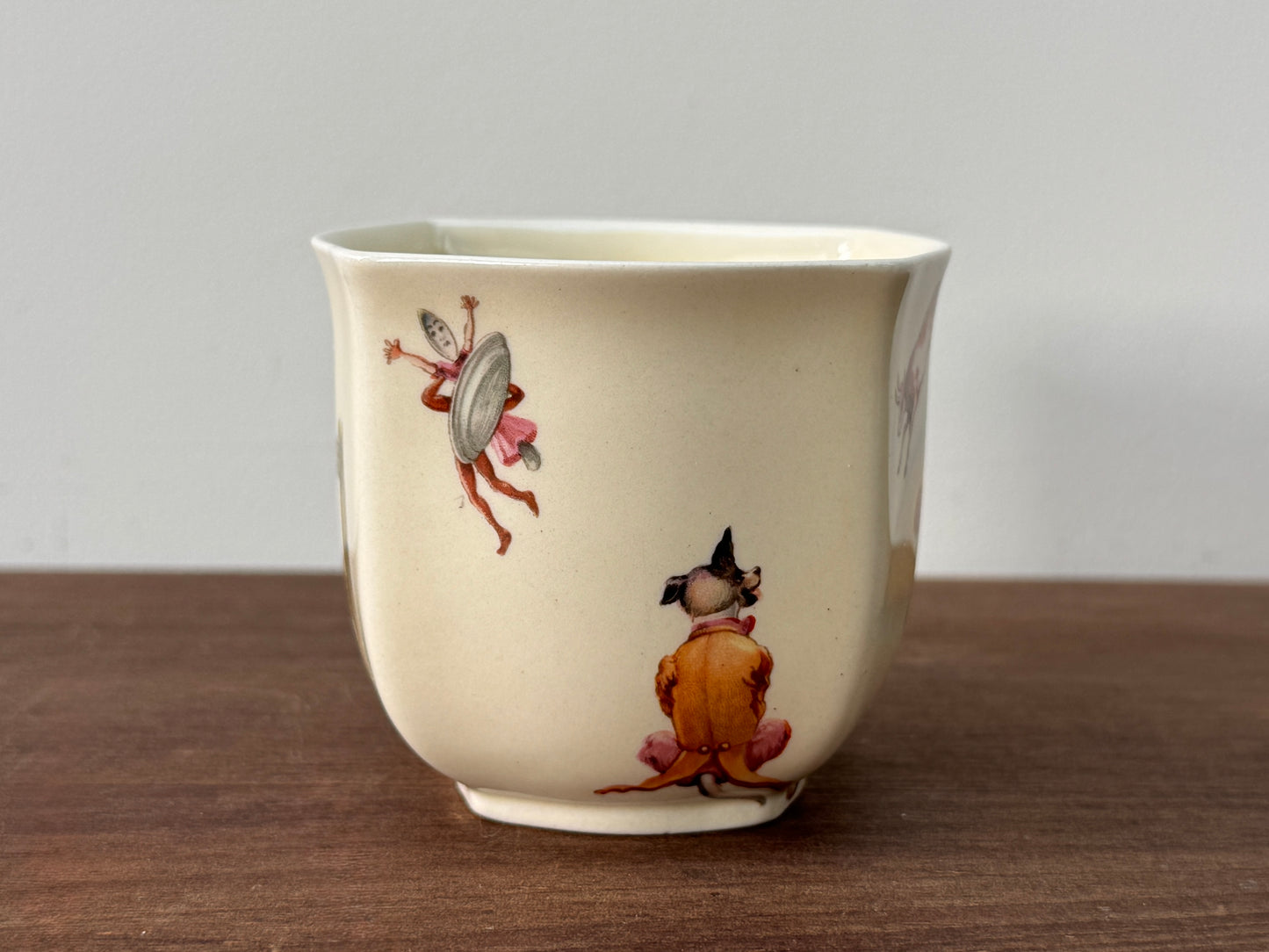 ロイヤルドルトン社、ナーサリーライム「ヘイ・ディドル・ディドル」柄のカップ＆ソーサー（スカラップ）｜1930年代頃