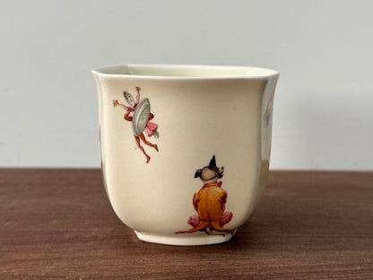 ロイヤルドルトン社、ナーサリーライム「ヘイ・ディドル・ディドル」柄のカップ＆ソーサー（スカラップ）｜1930年代頃