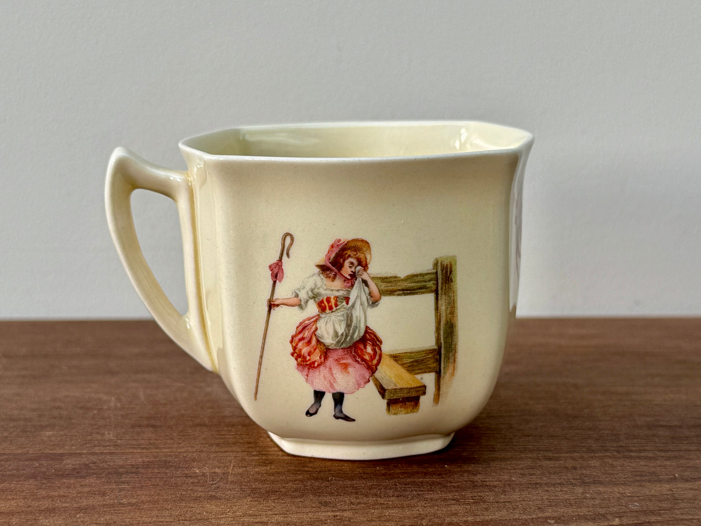 ロイヤルドルトン社、ナーサリーライム「ヘイ・ディドル・ディドル」柄のカップ＆ソーサー（スカラップ）｜1930年代頃