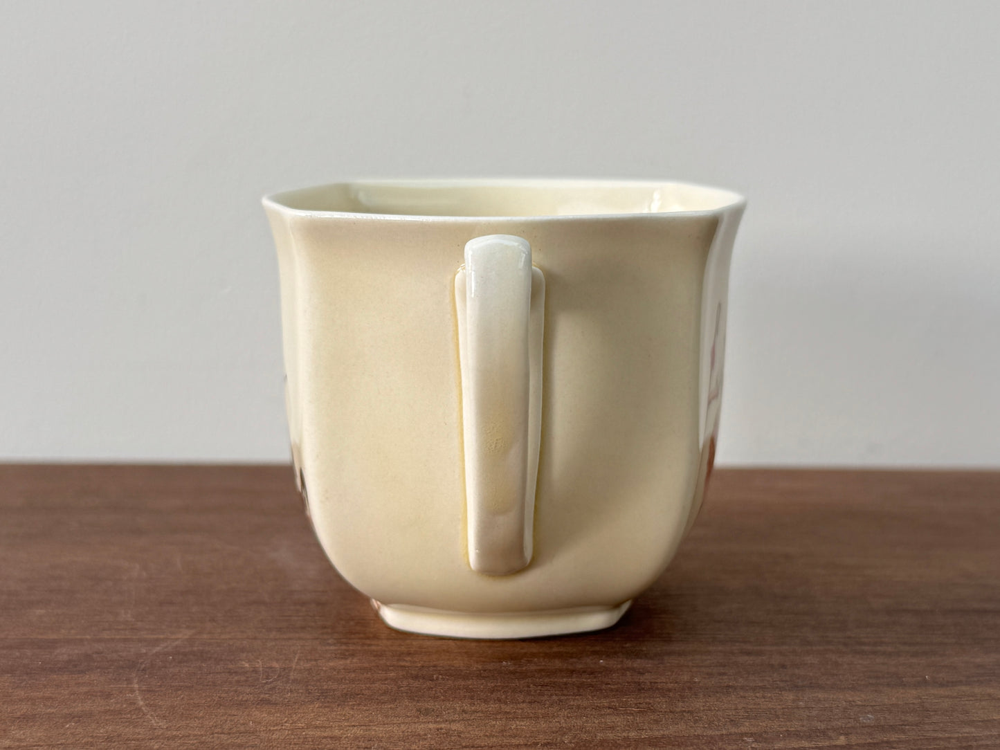 ロイヤルドルトン社、ナーサリーライム「ヘイ・ディドル・ディドル」柄のカップ＆ソーサー（スカラップ）｜1930年代頃