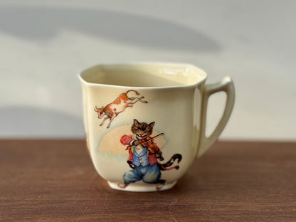 ロイヤルドルトン社、ナーサリーライム「ヘイ・ディドル・ディドル」柄のカップ＆ソーサー（スカラップ）｜1930年代頃