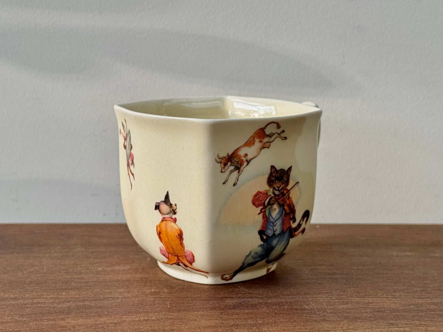 ロイヤルドルトン社、ナーサリーライム「ヘイ・ディドル・ディドル」柄のカップ＆ソーサー（スカラップ）｜1930年代頃