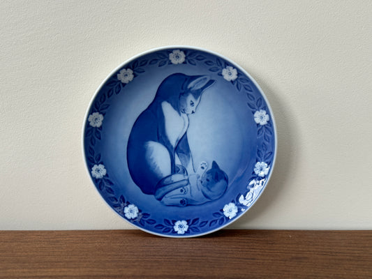 Royal Copenhagen  1983 Mothers Day Plate  Mother Cat and Her Young One