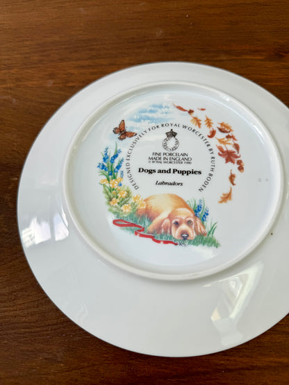 ロイヤルウースター「犬と子犬」ラブラドールの絵皿｜ルース・ボーデンによるデザイン、1990年