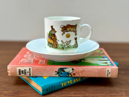 タスカン・チャイナ社、ナーサリーライム「ヘイ・ディドル・ディドル」柄のアンティーク・カップ＆ソーサー｜c.1910年代