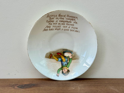 タスカン・チャイナ社、ナーサリーライム「ヘイ・ディドル・ディドル」柄のアンティーク・カップ＆ソーサー｜c.1910年代