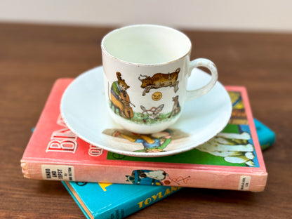 タスカン・チャイナ社、ナーサリーライム「ヘイ・ディドル・ディドル」柄のアンティーク・カップ＆ソーサー｜c.1910年代