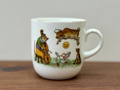 タスカン・チャイナ社、ナーサリーライム「ヘイ・ディドル・ディドル」柄のアンティーク・カップ＆ソーサー｜c.1910年代