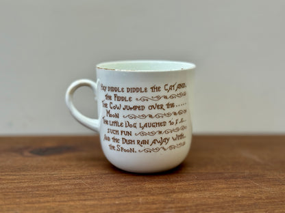 タスカン・チャイナ社、ナーサリーライム「ヘイ・ディドル・ディドル」柄のアンティーク・カップ＆ソーサー｜c.1910年代