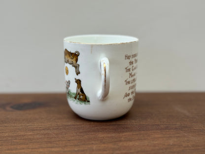 タスカン・チャイナ社、ナーサリーライム「ヘイ・ディドル・ディドル」柄のアンティーク・カップ＆ソーサー｜c.1910年代