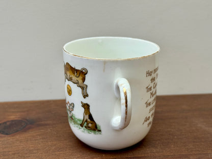 タスカン・チャイナ社、ナーサリーライム「ヘイ・ディドル・ディドル」柄のアンティーク・カップ＆ソーサー｜c.1910年代