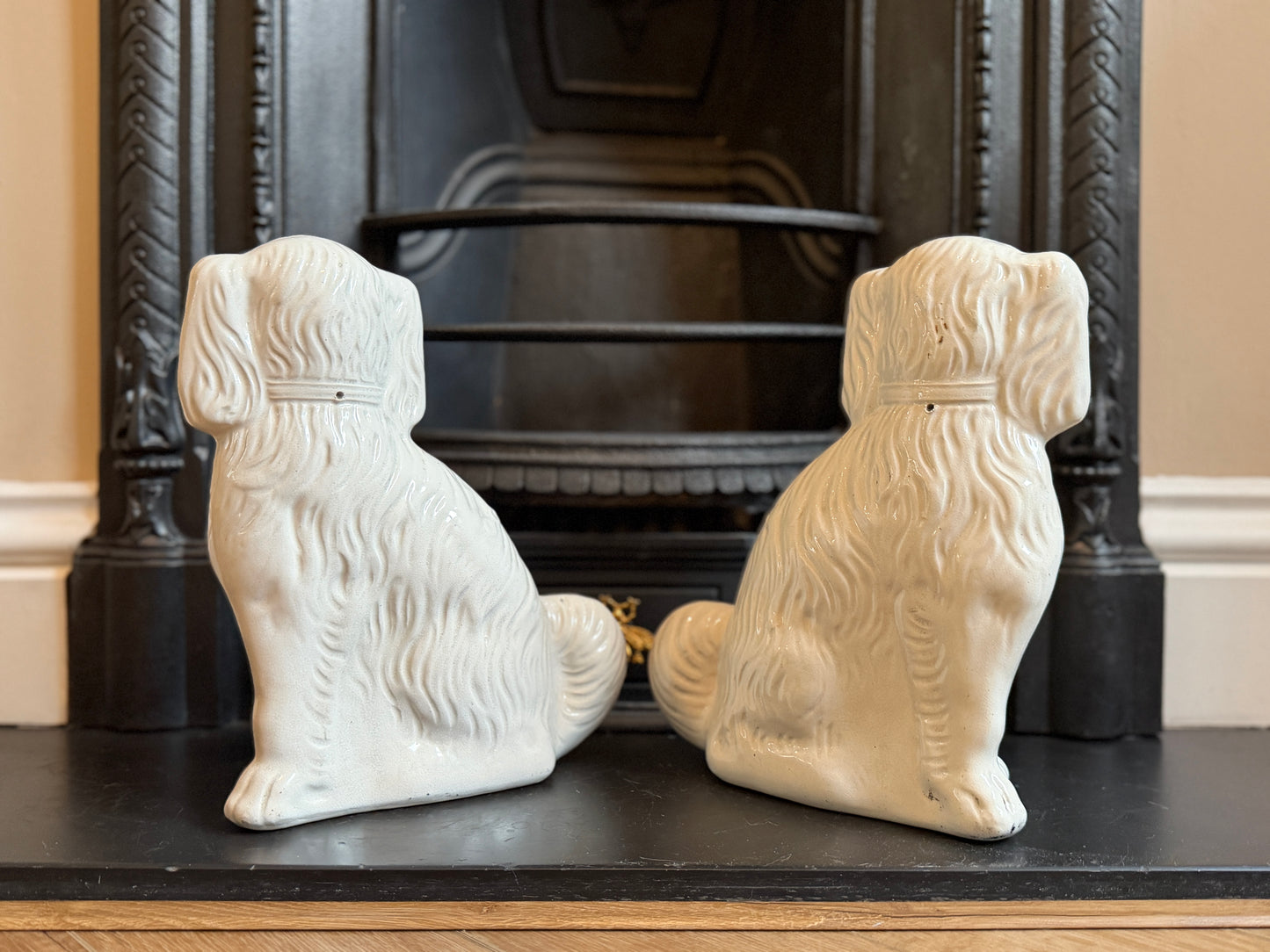 アンティーク、ガラスの目のスタッフォードシャードッグ（スパニエル）ペア｜1890年代頃