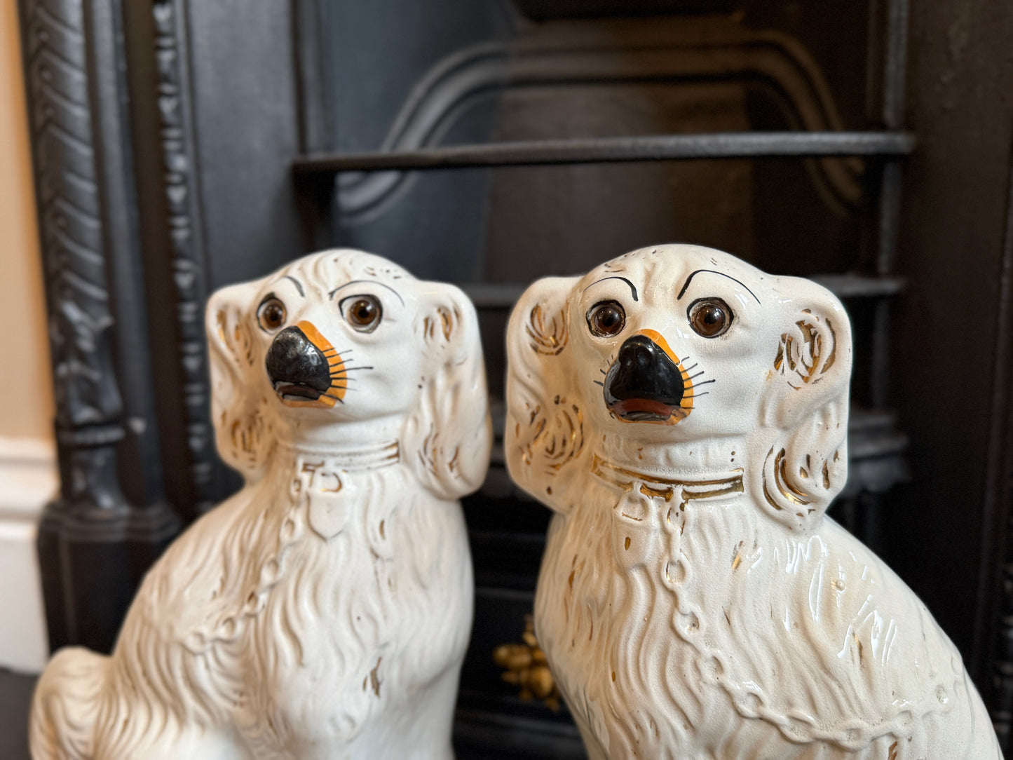 アンティーク、ガラスの目のスタッフォードシャードッグ（スパニエル）ペア｜1890年代頃