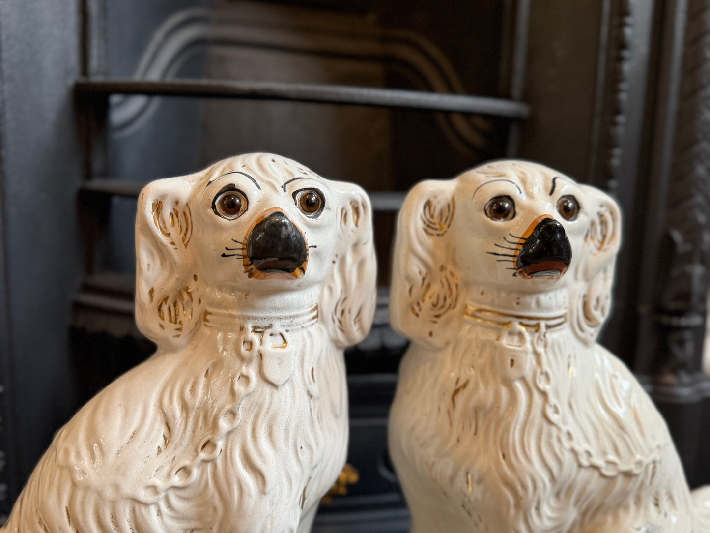 アンティーク、ガラスの目のスタッフォードシャードッグ（スパニエル）ペア｜1890年代頃