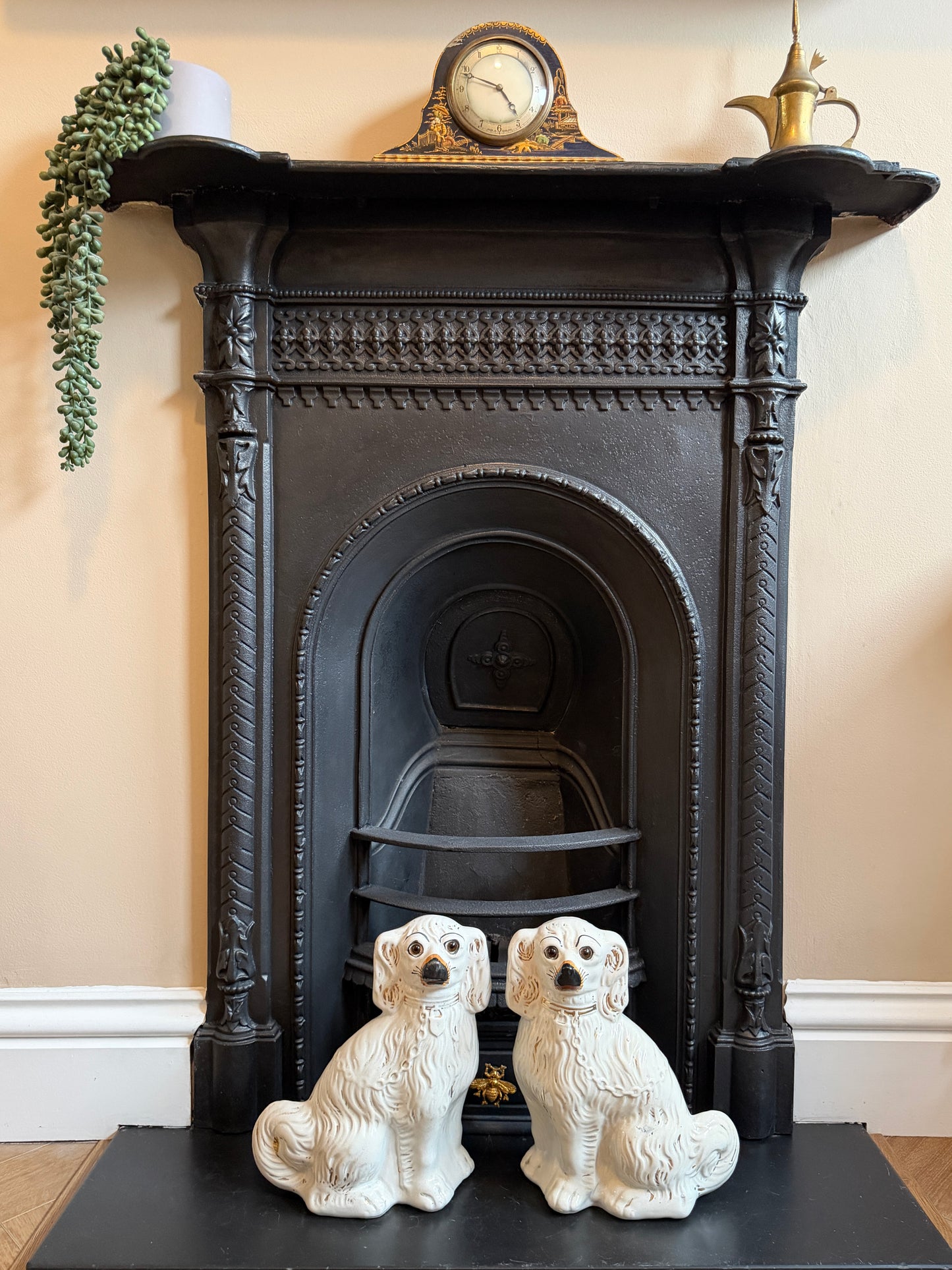 アンティーク、ガラスの目のスタッフォードシャードッグ（スパニエル）ペア｜1890年代頃