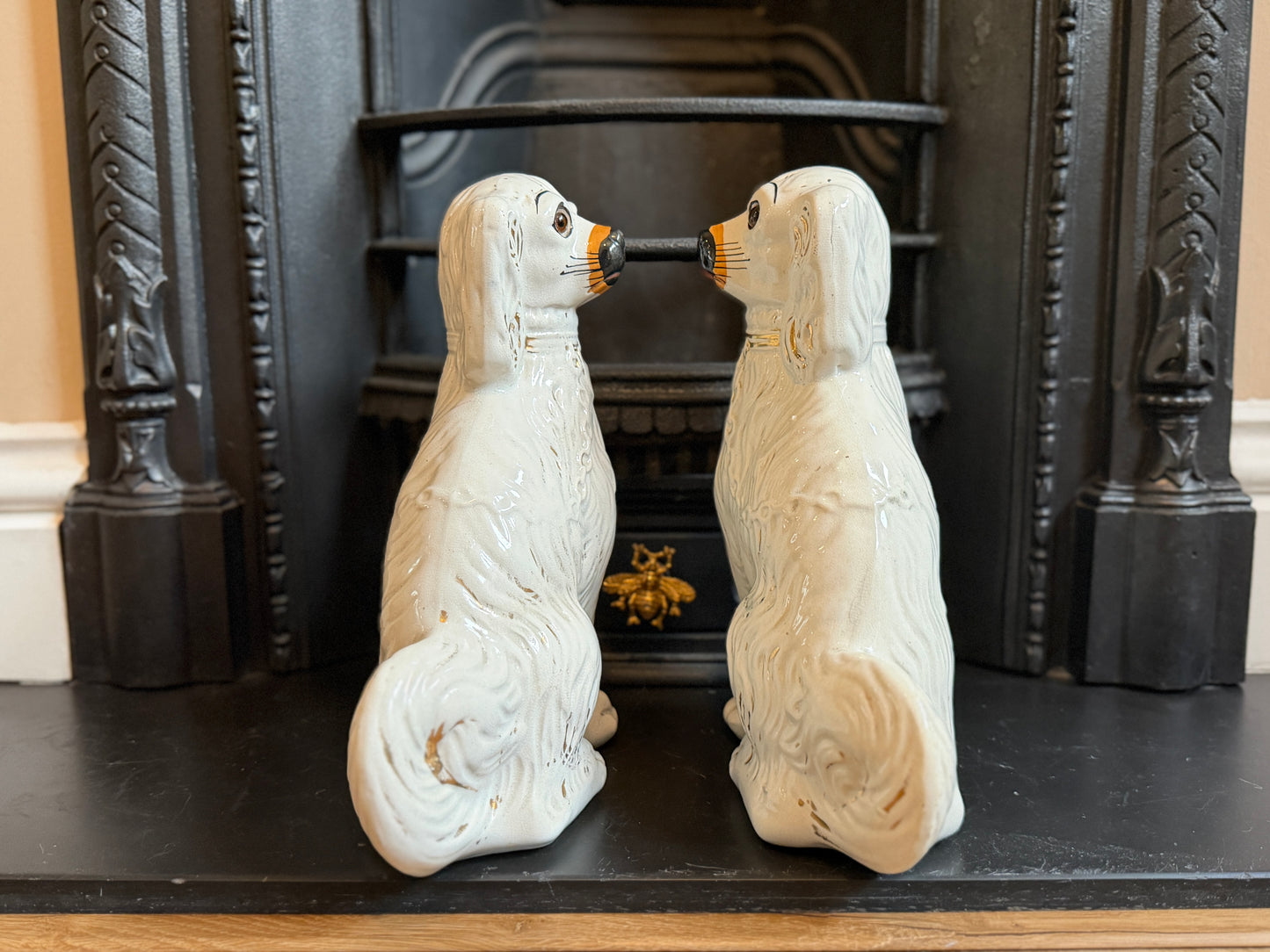 アンティーク、ガラスの目のスタッフォードシャードッグ（スパニエル）ペア｜1890年代頃