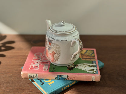 19世紀後期 ヴィクトリア時代の子供用ティーポット 「Hey Diddle Diddle」猫モチーフ｜ウィッタカー社（Whittaker & Co）1888年登録デザイン