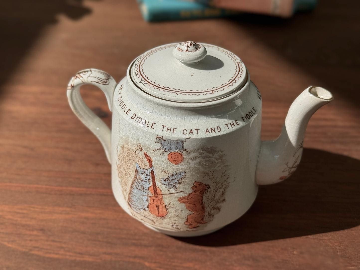 19世紀後期 ヴィクトリア時代の子供用ティーポット 「Hey Diddle Diddle」猫モチーフ｜ウィッタカー社（Whittaker & Co）1888年登録デザイン
