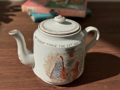 19世紀後期 ヴィクトリア時代の子供用ティーポット 「Hey Diddle Diddle」猫モチーフ｜ウィッタカー社（Whittaker & Co）1888年登録デザイン
