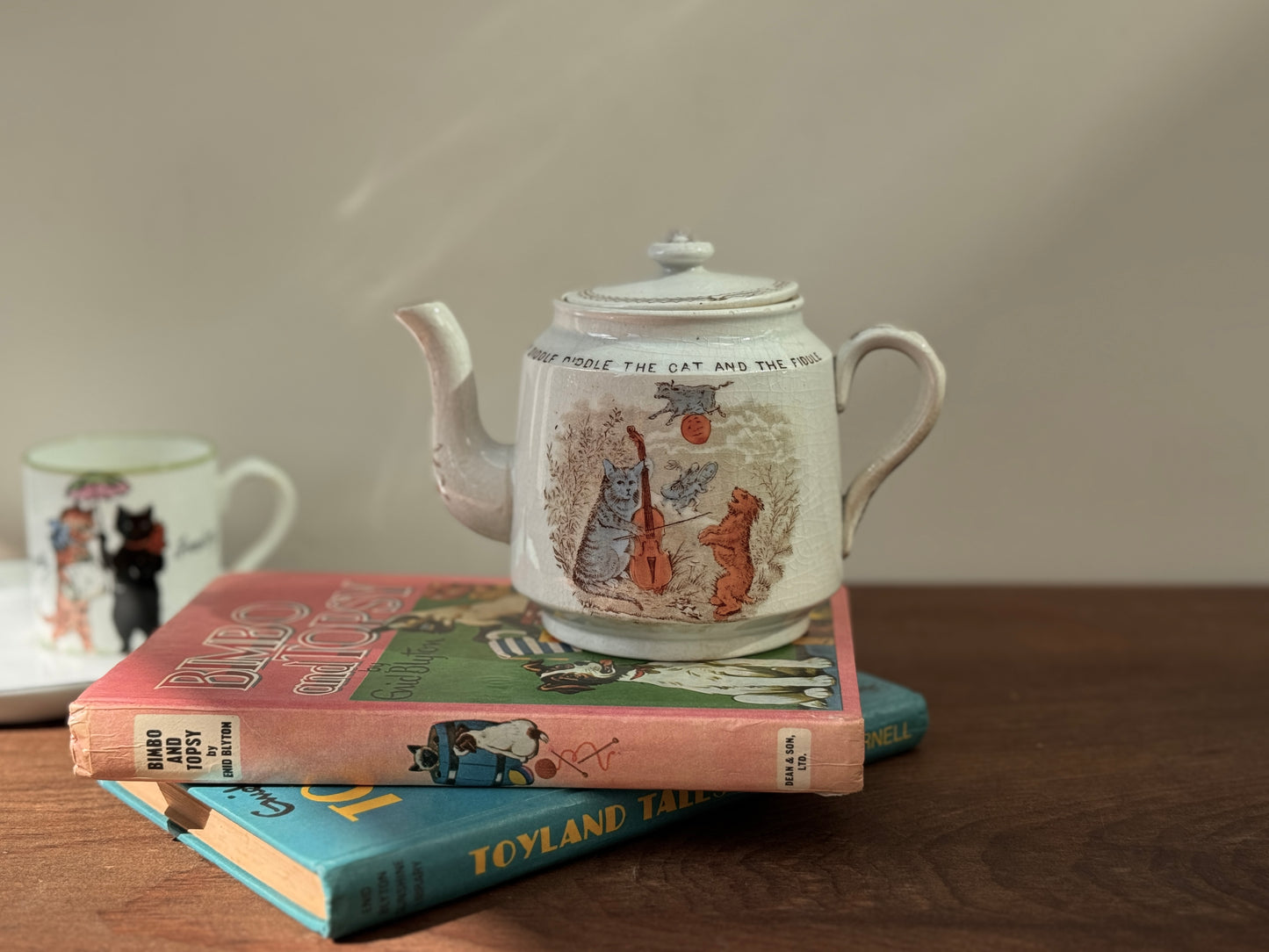 19世紀後期 ヴィクトリア時代の子供用ティーポット 「Hey Diddle Diddle」猫モチーフ｜ウィッタカー社（Whittaker & Co）1888年登録デザイン