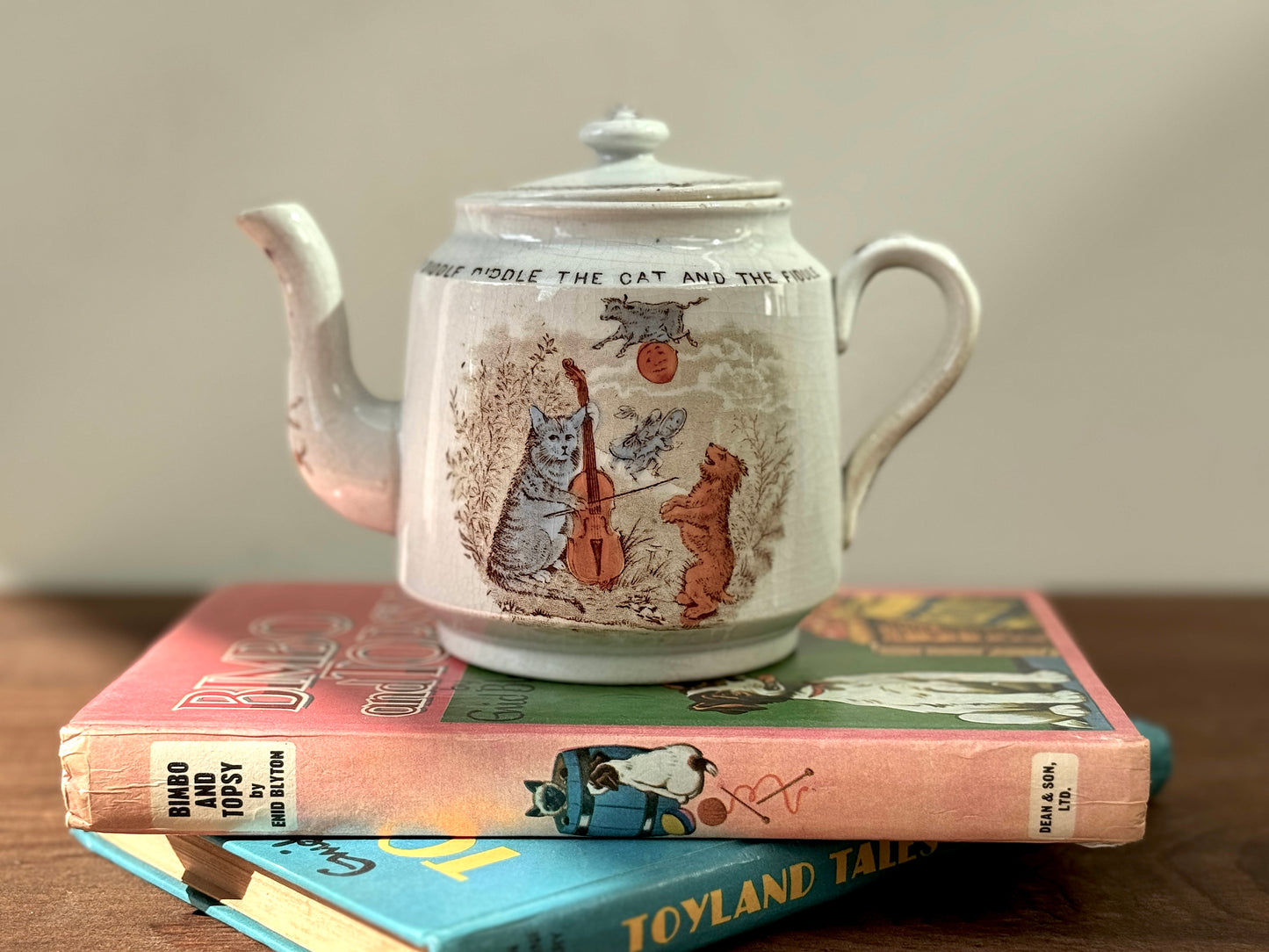 19世紀後期 ヴィクトリア時代の子供用ティーポット 「Hey Diddle Diddle」猫モチーフ｜ウィッタカー社（Whittaker & Co）1888年登録デザイン
